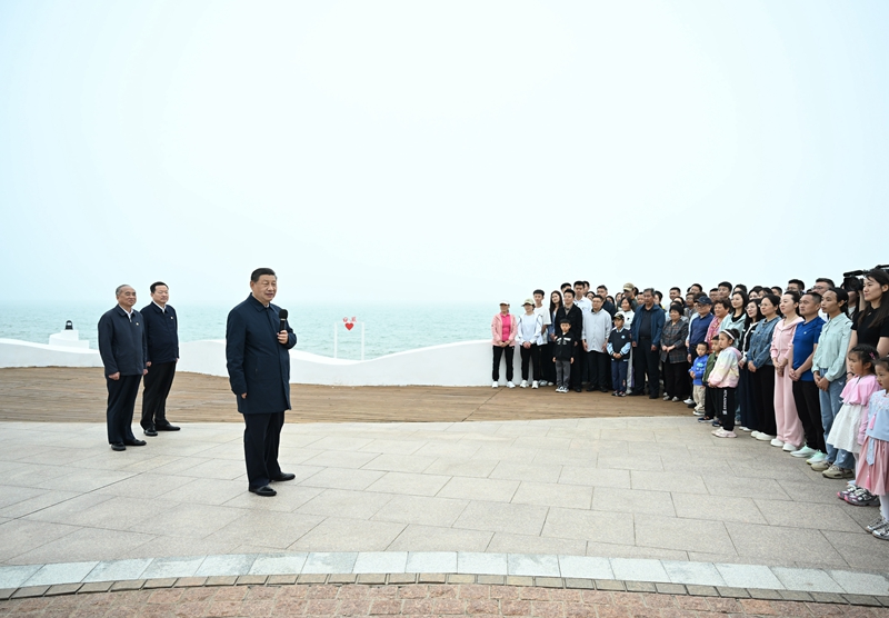 5月22日至24日，中共中央總書記、國家主席、中央軍委主席習(xí)近平在山東考察。這是22日下午，習(xí)近平在日照市陽光海岸綠道同市民和游客親切交流。