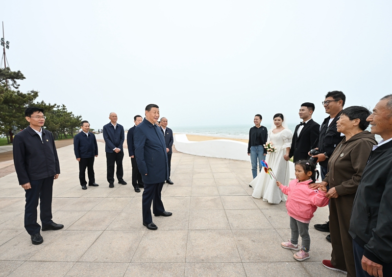 5月22日至24日，中共中央總書記、國家主席、中央軍委主席習(xí)近平在山東考察。這是22日下午，習(xí)近平在日照市陽光海岸綠道同市民親切交流。